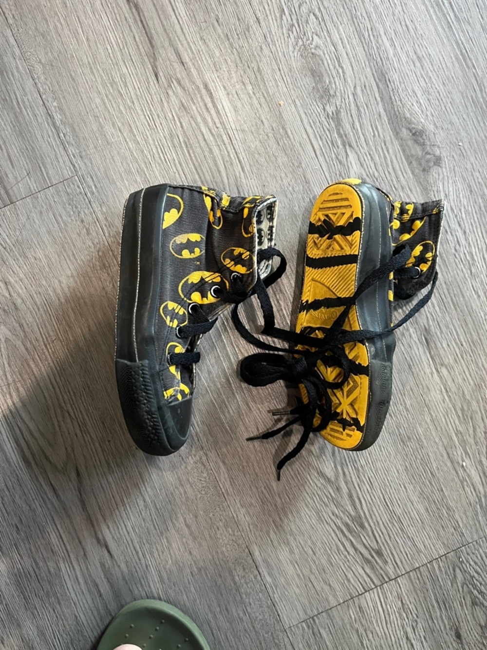 Kids Black & Yellow Batman High-Top Sneakers Converse chuck Taylor vintage - Picture 2 of 3